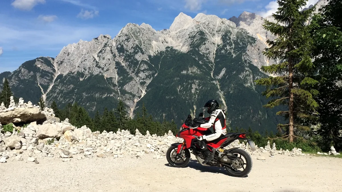 Motorradfahrer am Vršič-Pass vor den Julischen Alpen – geführte Tour von Kranjska Gora bis zur Adria.