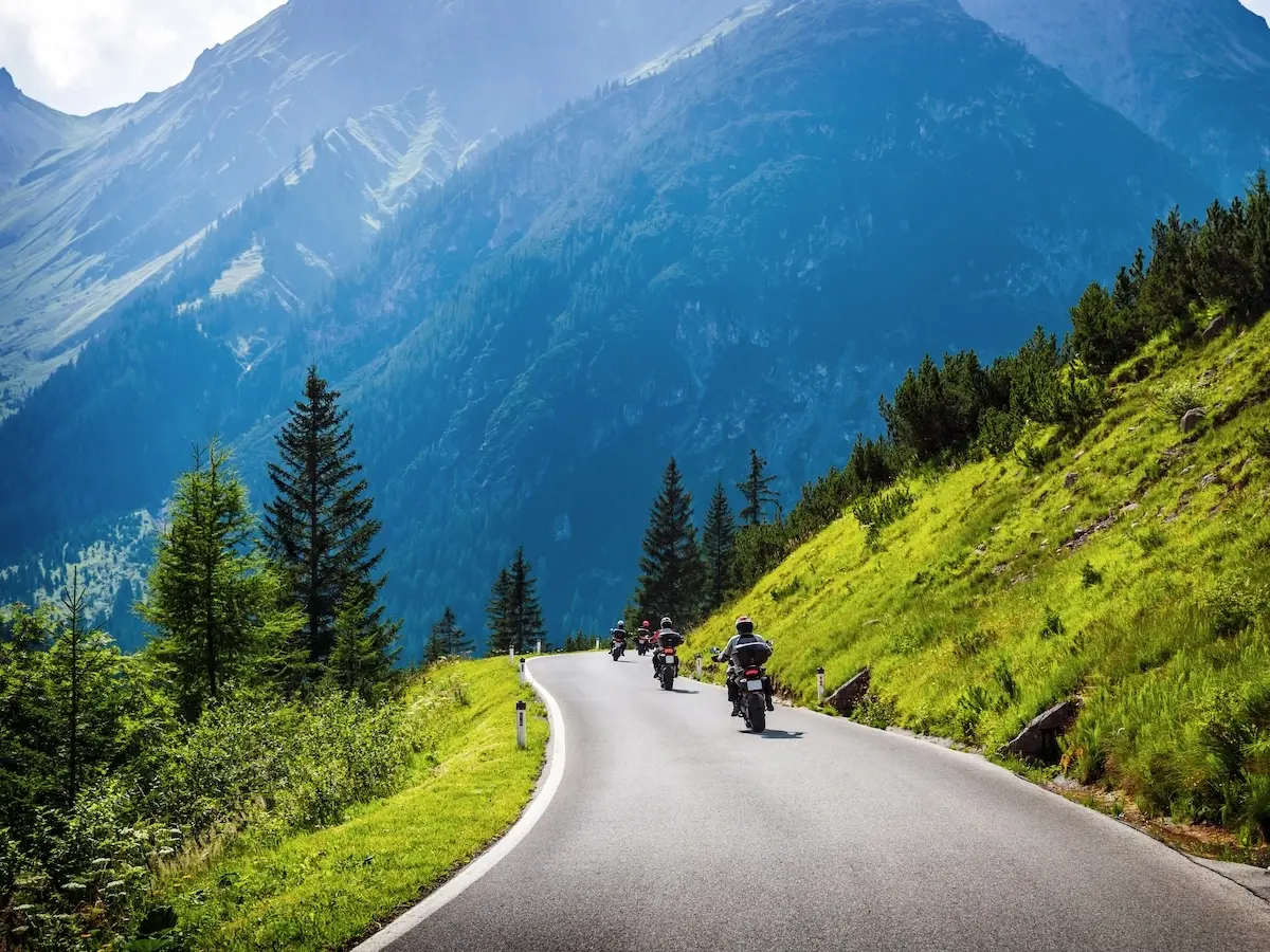 Cornering on a motorcycle in striking Alpine scenery – riding technique and safe motorcycle travel in the mountains.
