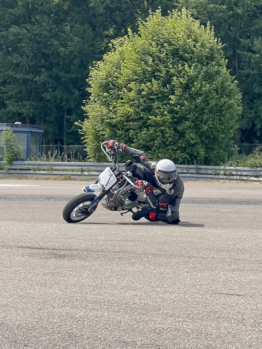Fahrer in maximaler Schräglage beim Fit2Ride Training