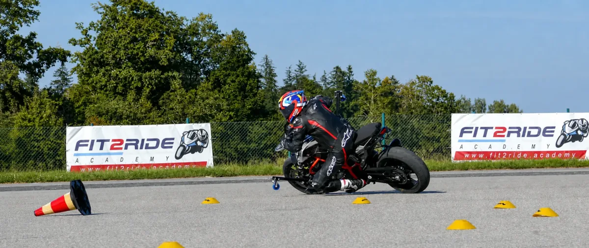 Perfect vision: the instructor actively turns his head into the corner to control the radius precisely.