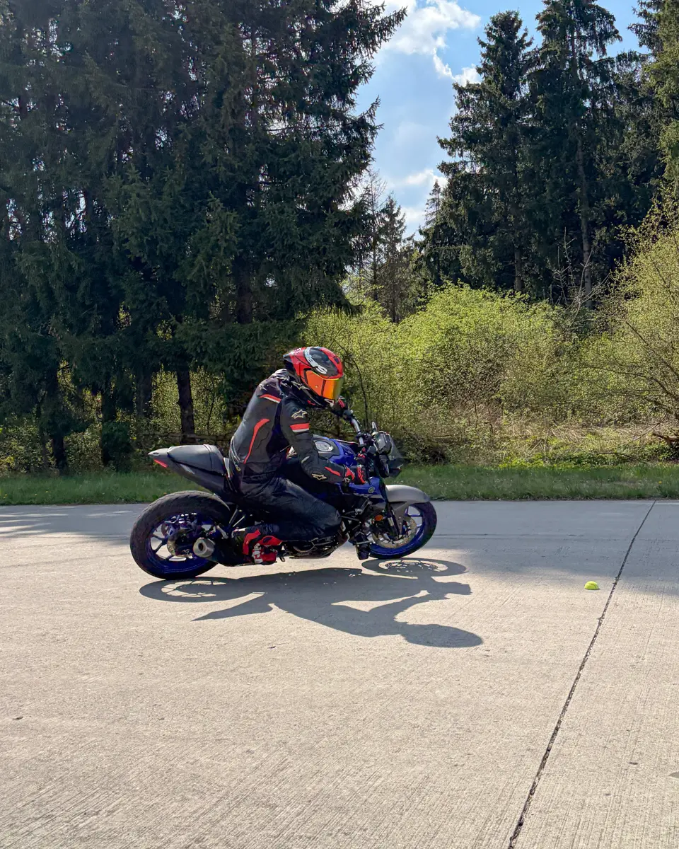 Motorcycle training in Bavaria: safe lean angle, clear vision and precise cornering technique at Fit2Ride.