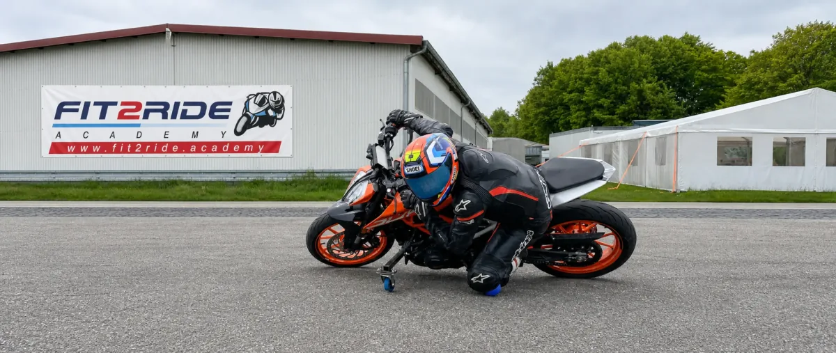A rider works his way towards the limit of grip with the help of the lean angle trainer.