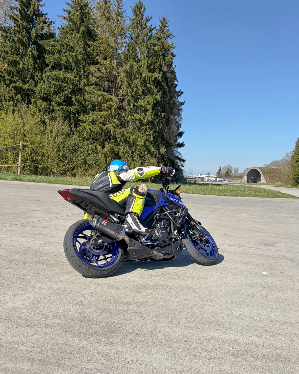 Schräglagentraining in Bayern: Blickführung, Kurvenlinie und kontrolliertes Stützgas mit Yamaha MT Trainingsmotorrad bei Fit2Ride Academy.