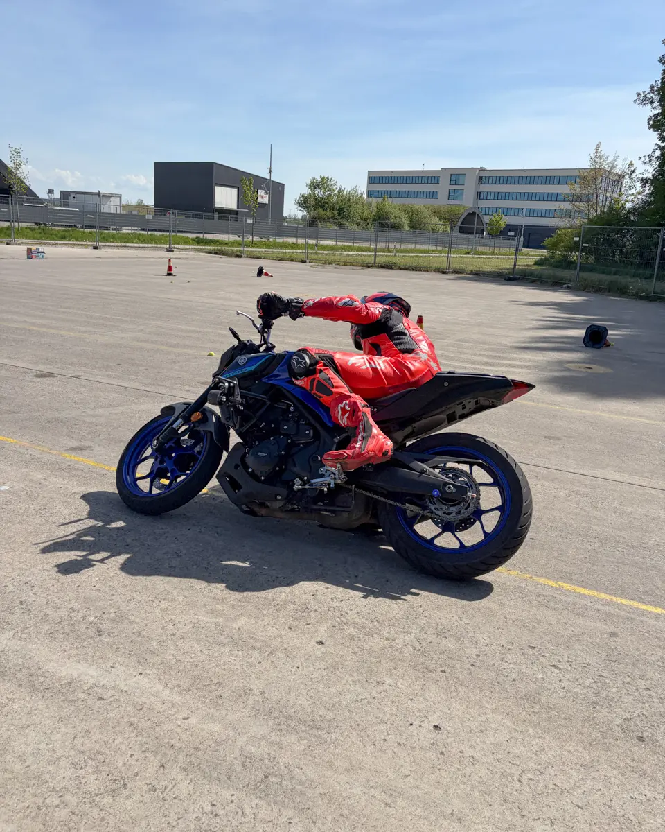 Hanging-Off-Training im Schräglagentraining: präzise Körperposition, stabile Linienwahl und sichere Kurventechnik auf dem Yamaha MT in Memmingerberg.
