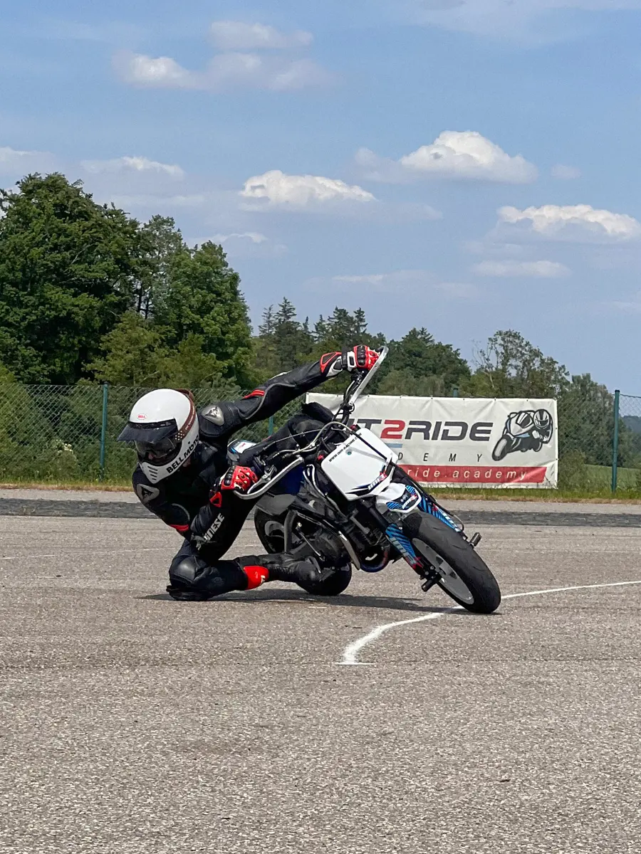 Grenzbereich erfahren: Ein Teilnehmer trainiert auf dem Pitbike das Gefühl für Reifenhaftung bei maximaler Schräglage.