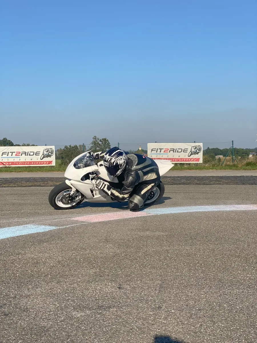 Sporting cornering precision: the right body position and vision settle the motorcycle at deep lean angle.