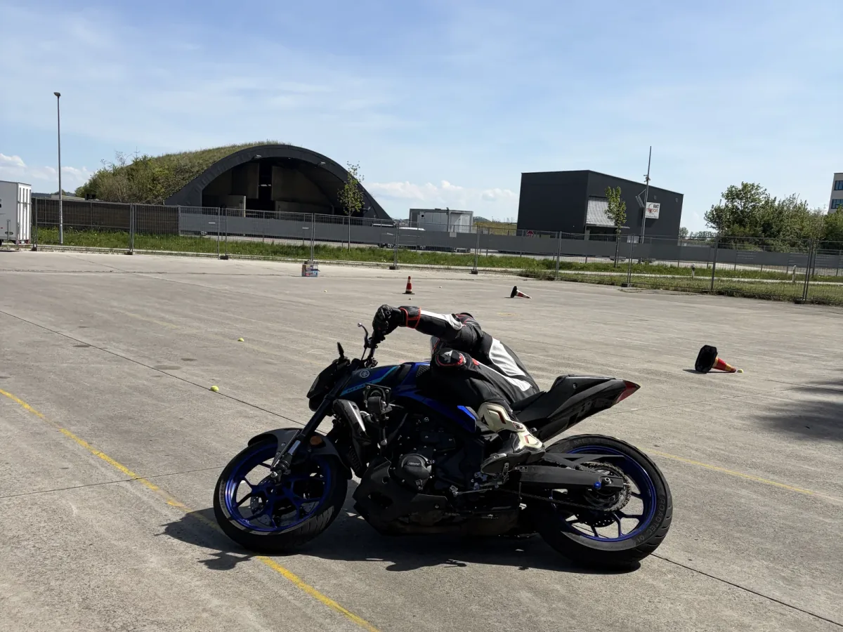 The Fit2Ride training ground in Memmingerberg: a closed-off concrete area with markings and cones, with the aircraft shelter in the background.