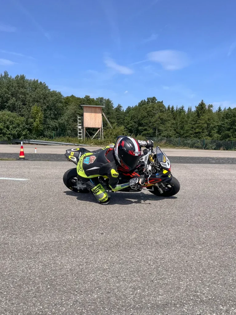 Profis von morgen: Ein 11-jähriges Talent aus dem ADAC MiniGP & Austrian Cup trainiert extreme Schräglage bei Fit2Ride Academy.