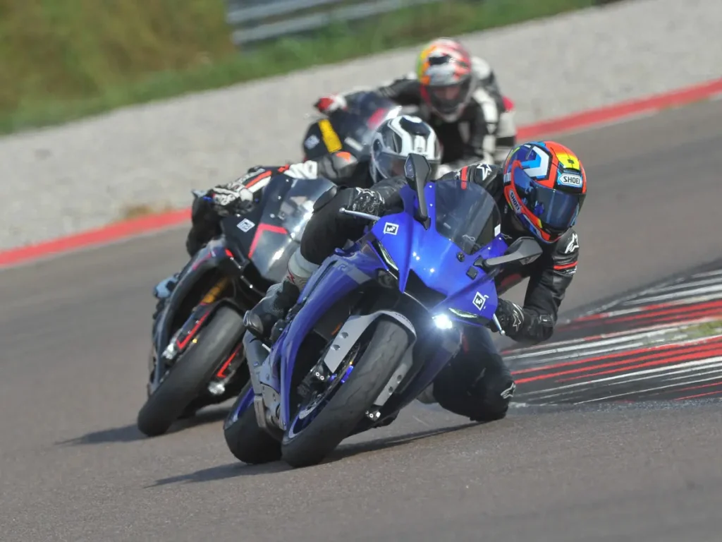 Instruktor führt Sportfahrer auf dem Cremona Circuit