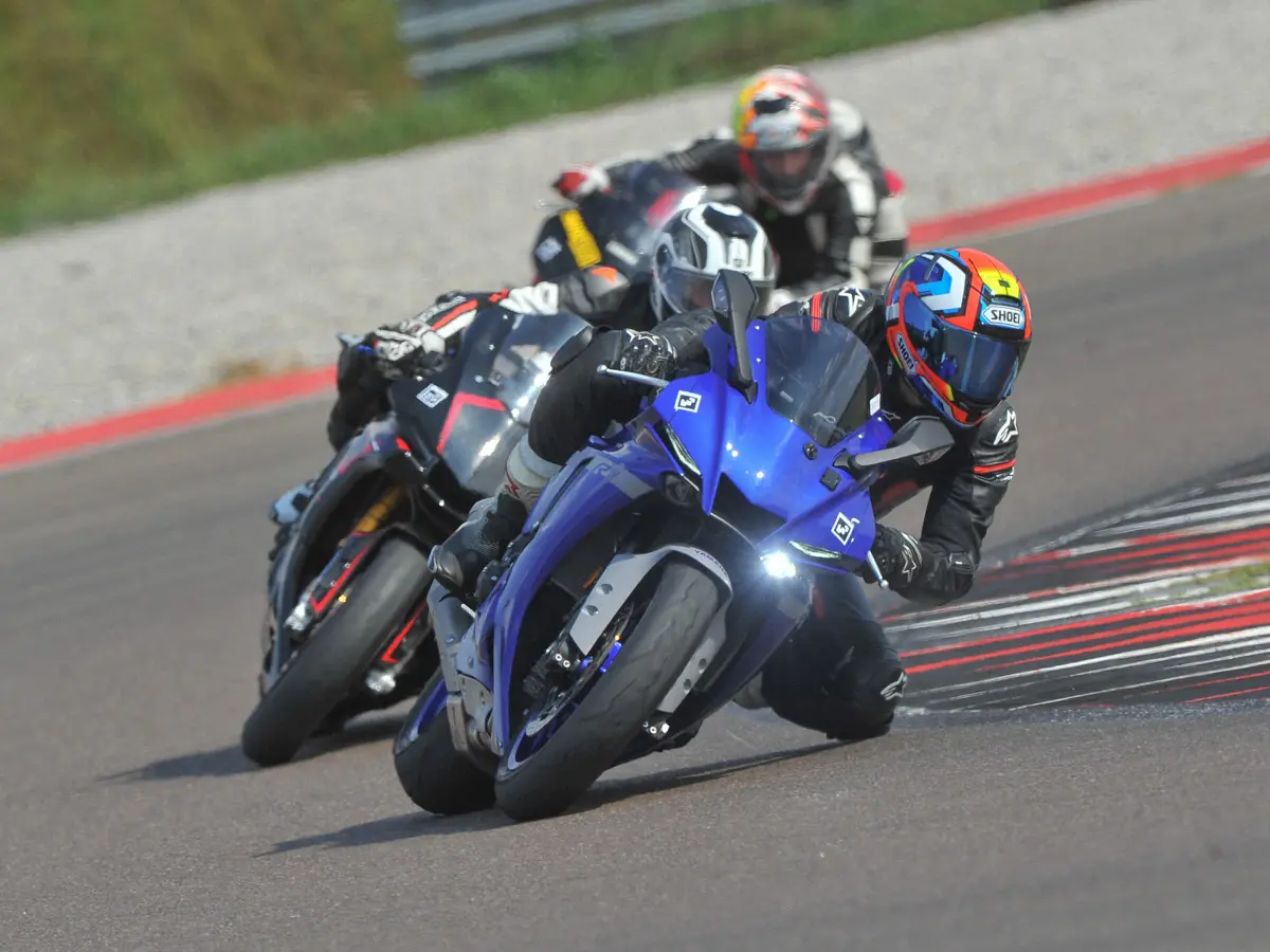 Instruktor auf Yamaha R1 beim Rennstreckentraining Cremona Circuit