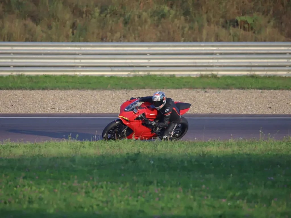 Eine rote Ducati Panigale zieht ihre Bahn auf der Rennstrecke beim freien Fahren.