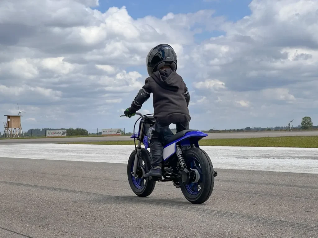 Der Klassiker für Einsteiger: Ein Kind sammelt erste Erfahrungen auf einer Yamaha PW50 auf festem Untergrund.