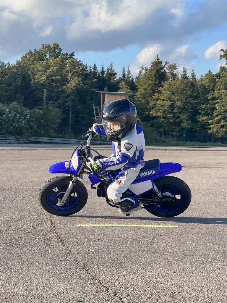 Früh übt sich: Ein 5-jähriger Teilnehmer trainiert in voller Leder-Schutzausrüstung sicher erste Schräglagen auf der Yamaha PW50.