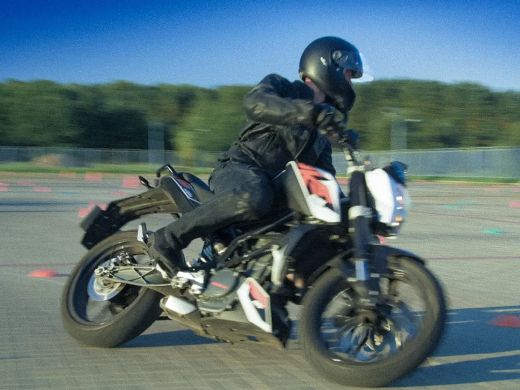 Motorradfahrer auf einer KTM Duke beim Slalomfahren auf dem Übungsplatz für Fahrsicherheit.