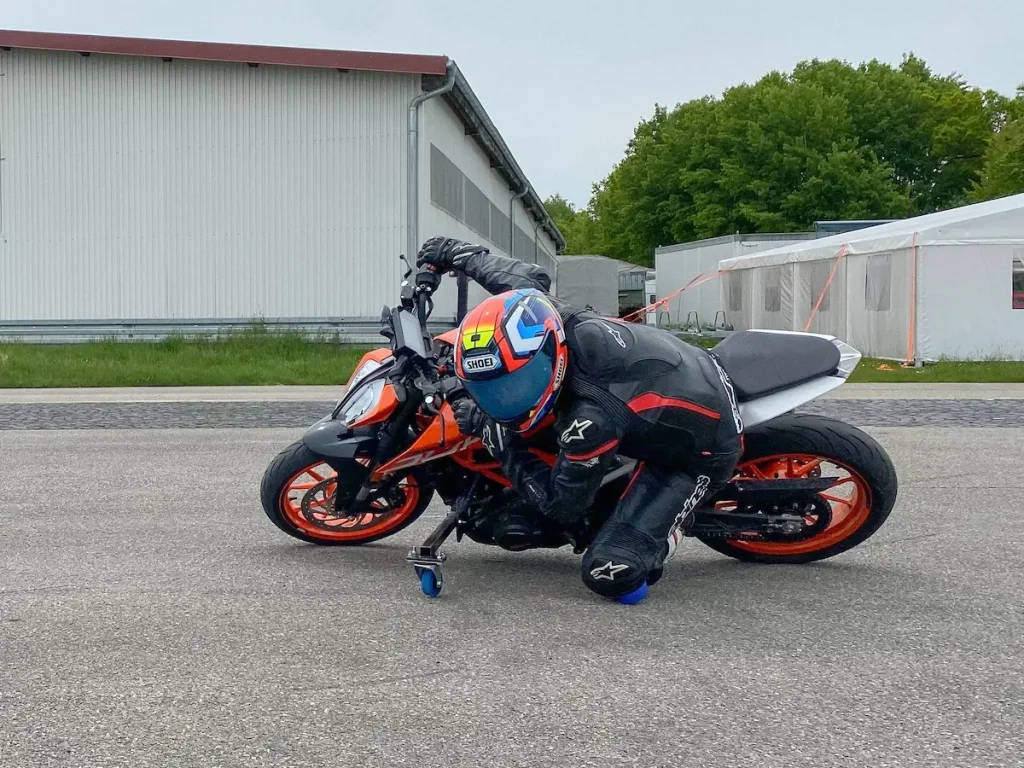 Motorradfahrer tastet sich an die Haftungsgrenze heran mit Hilfe des Schräglagentrainers.