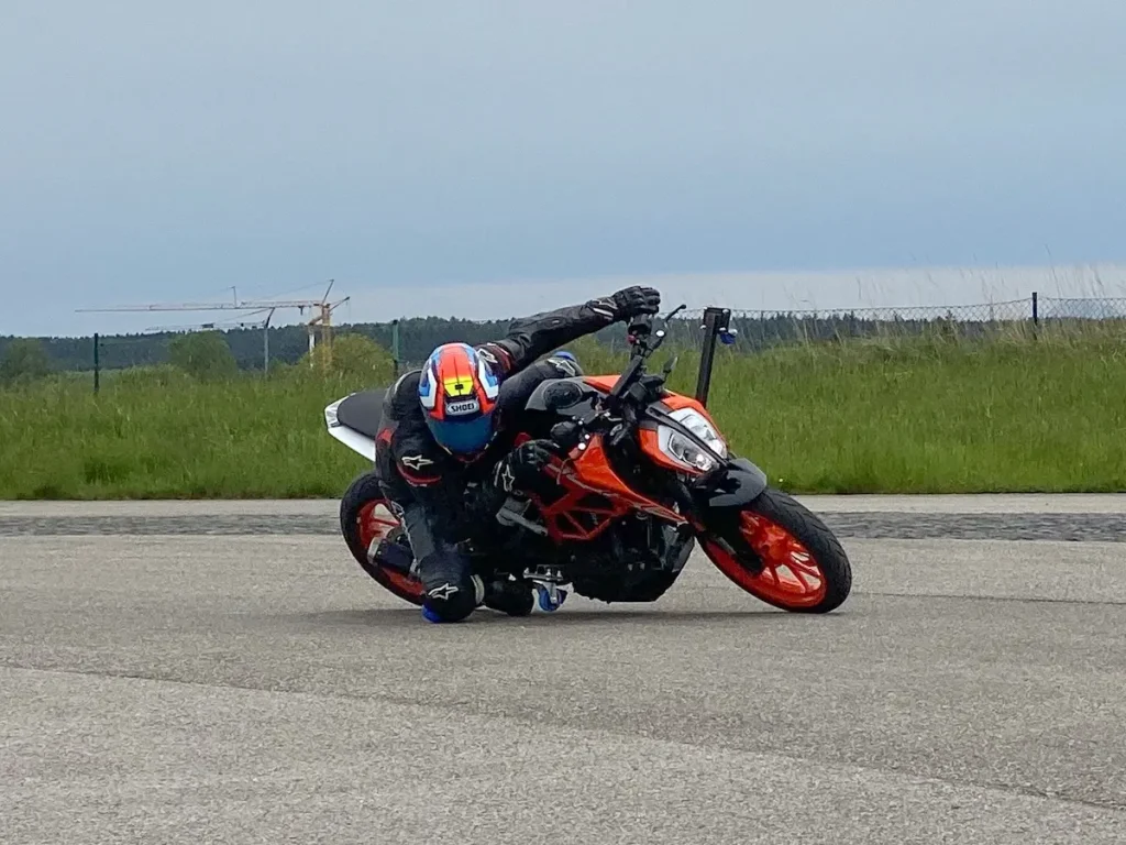 Extremer Schräglagenwinkel auf dem spezialisierten Flügelmotorrad beim Expertentraining (Level 3).
