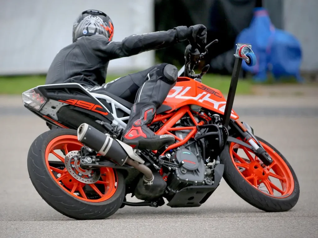 Grundlagentraining auf dem Schräglagen-Motorrad: Ein Teilnehmer lernt, dem Reifen und der Schräglage sicher zu vertrauen.