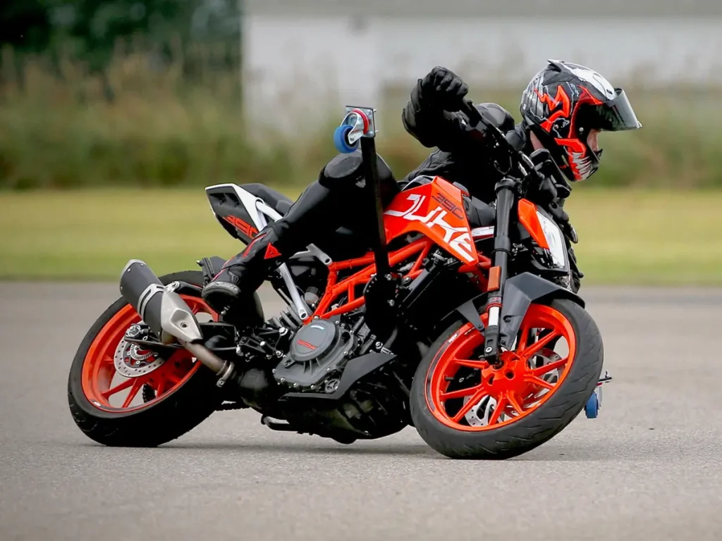 Gefahrloses Erleben der maximalen Schräglage: Das Motorrad mit Auslegern fängt den Fahrer sicher ab.